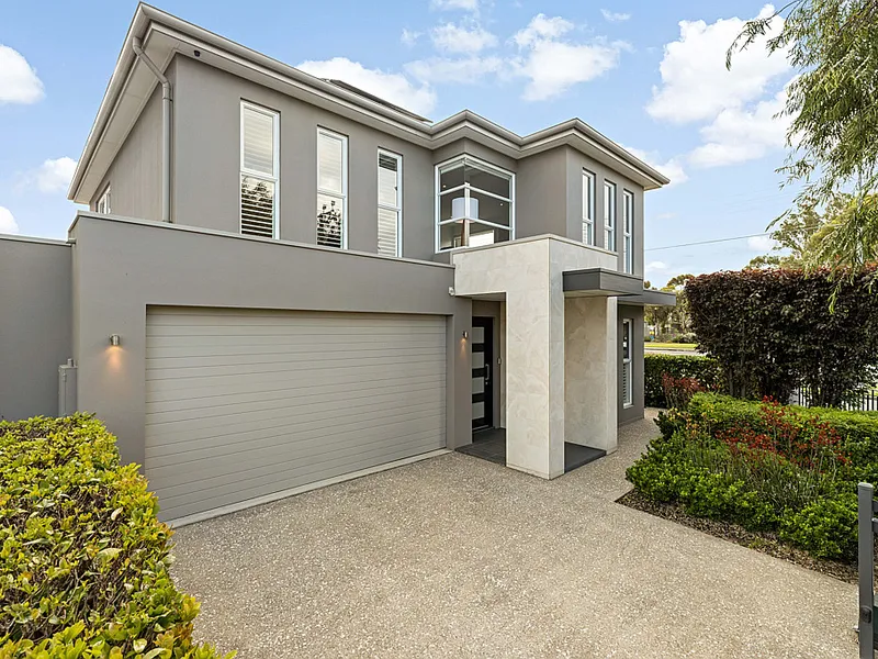 An entertainers dream in a seaside suburb!