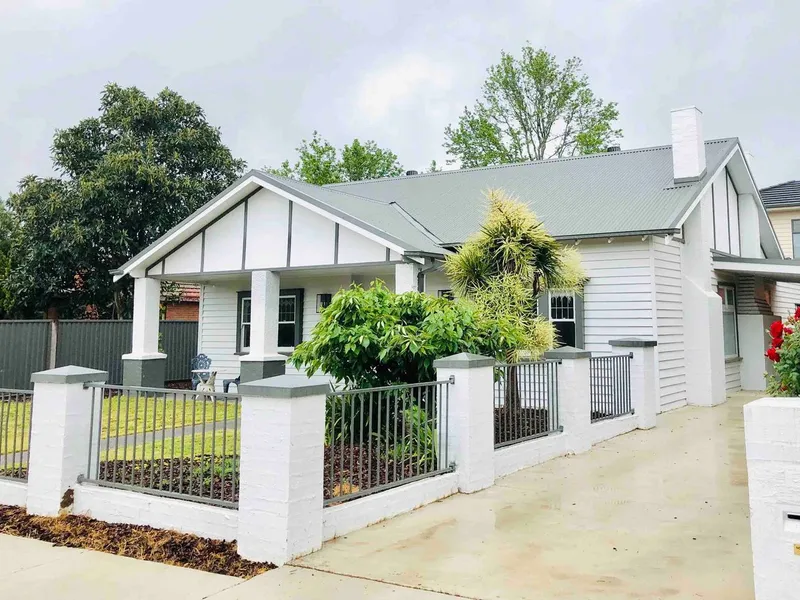 Furnished renovated home, just minutes from the lake