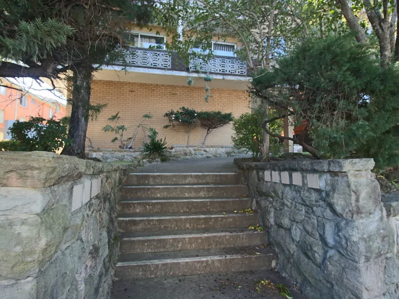 Clean and close to Train Station, remote garage