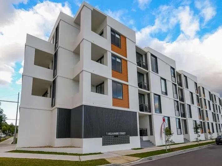 Wooo...! As new TWO bedroom +Study apartment with TWO parking spaces and unobstructed water view!!! Big Winter Garden!!!