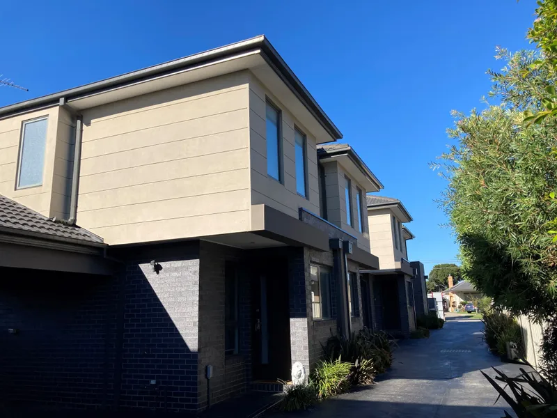 STYLISH TOWNHOUSE IN QUIET LOCATION