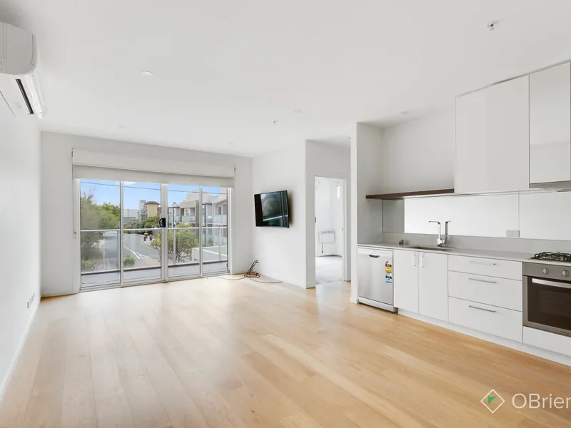 BEAUTIFUL 2 BEDROOM, BEACH-SIDE APARTMENT.