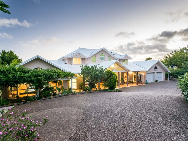 SELLING – LARGE EXECUTIVE HOME – VIEWS - 3,767M2