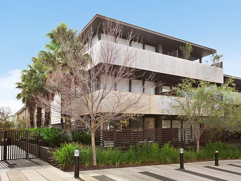 Elegantly designed, ground floor opportunity in leafy central location.