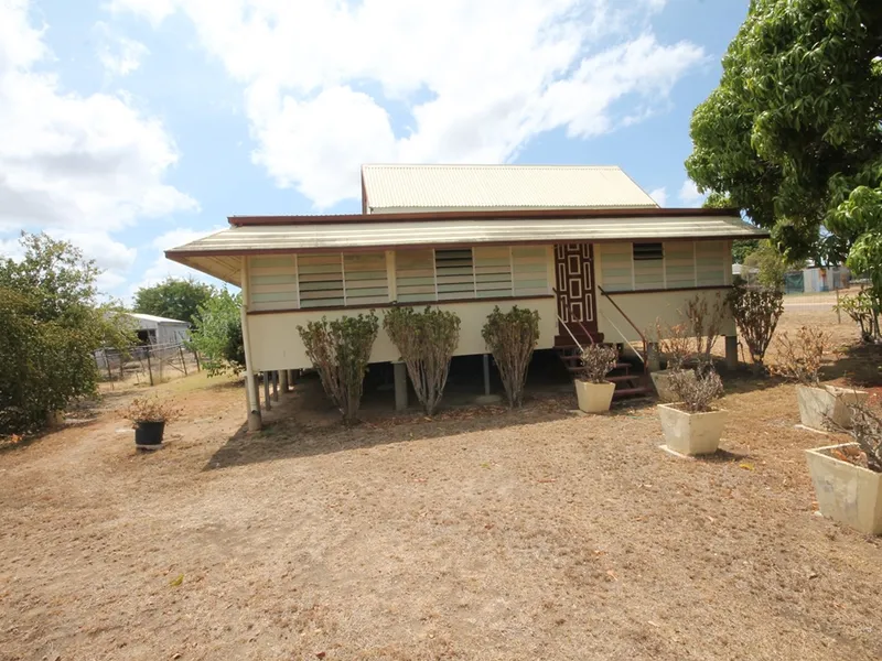 VERY STURDY 2 BED HOUSE ON HUGE 2833 M2 BLOCK