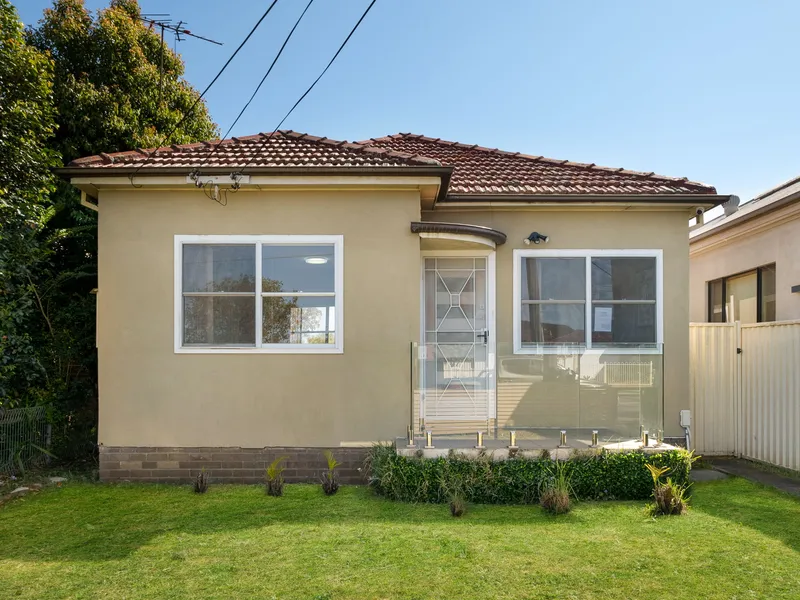 DUAL STREET ACCESS - HOUSE WITH POTENTIAL !