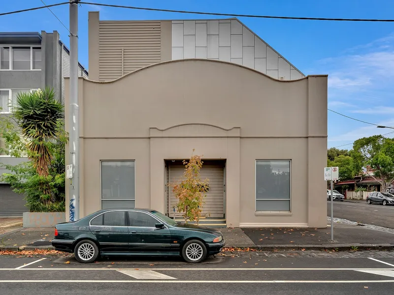 STUNNING TRIPLE STOREY HOME IN BRILLIANT LOCALE