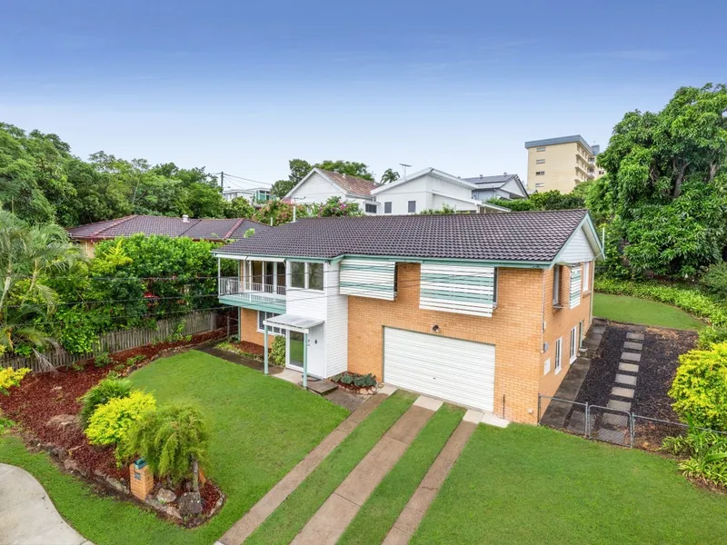 BLUE CHIP LOCATION - ROOM FOR THE WHOLE FAMILY!