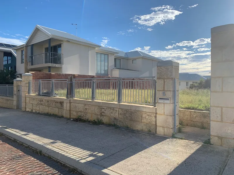 MINDARIE MARINA LAND