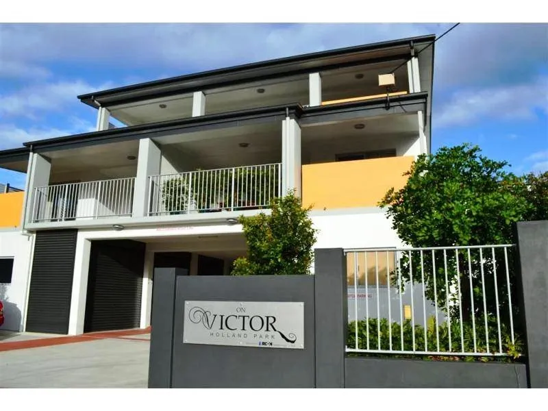 Spacious 2 Bedroom Apartment Living