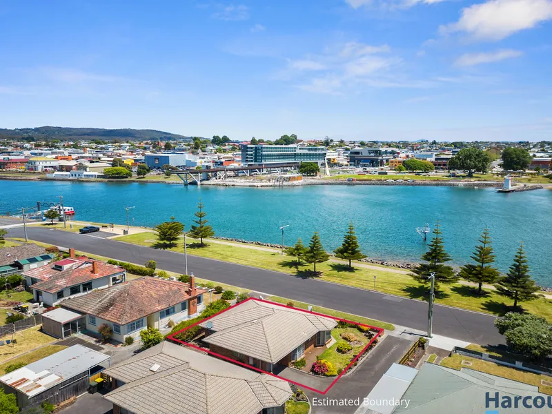 Spectacular Outlook & Easy Living!!