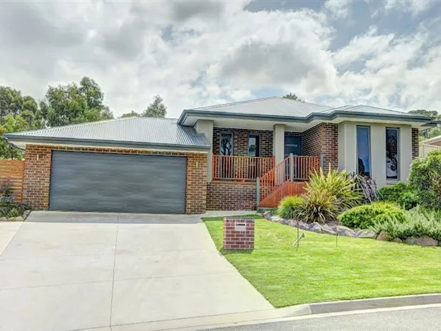 Seamless Indoor-Outdoor Living: Embrace Effortless Entertainment in this 4-bedroom Haven with an Impressive Alfresco Oasis