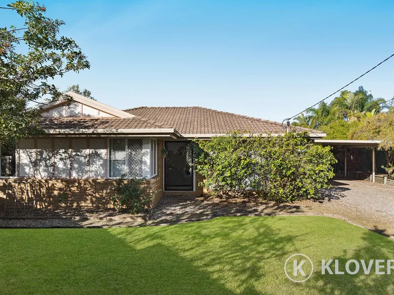 Don't Miss Out on this Charming Crestmead Home with Potential - Quiet Location, Convenient Amenities!
