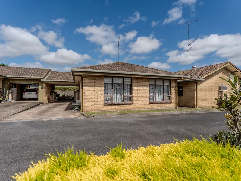 Neat and tidy 70s apartment with spacious living close to central Mount Gambier