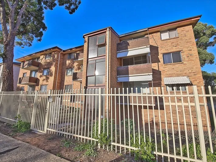 2 BEDROOM UNIT WITH SPLIT SYSTEM AIR CON, FLOORBOARDS AND BUILT INS