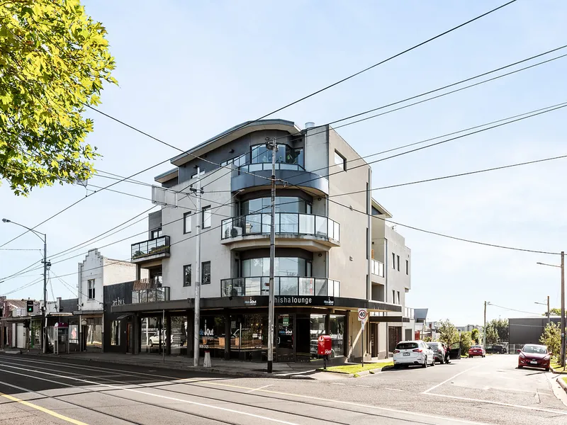 Penthouse Proportions and Sensational Skyline Views!