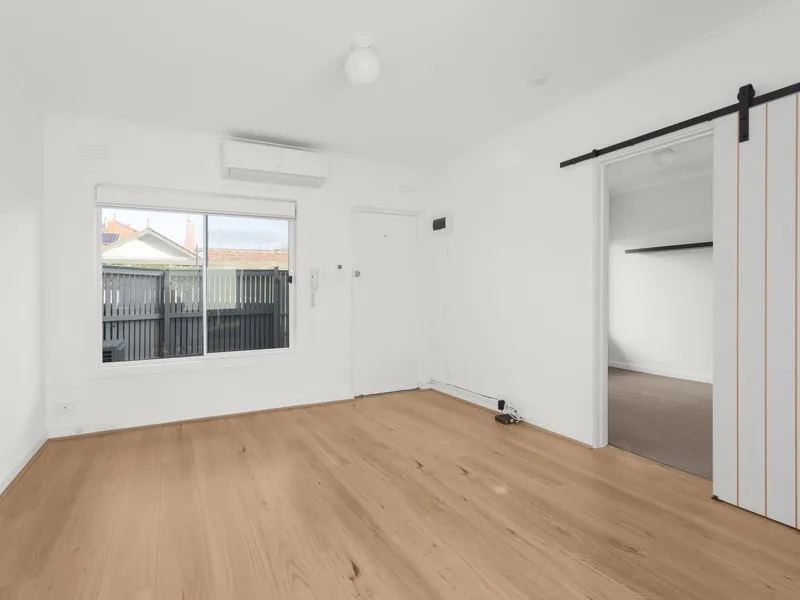 Vibrant Apartment with Courtyard