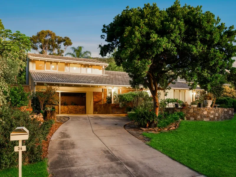 Spacious family living with pool and magnificent views