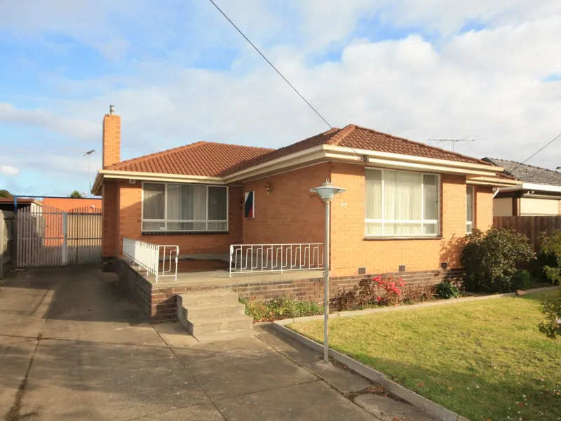 Comfortable Living near Upfield Train Station and Barry Road Shops