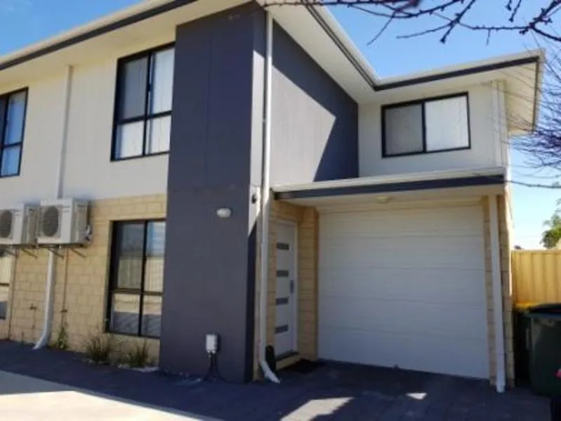 TOWNHOUSE  - 3 BEDROOMS 2 BATHROOMS