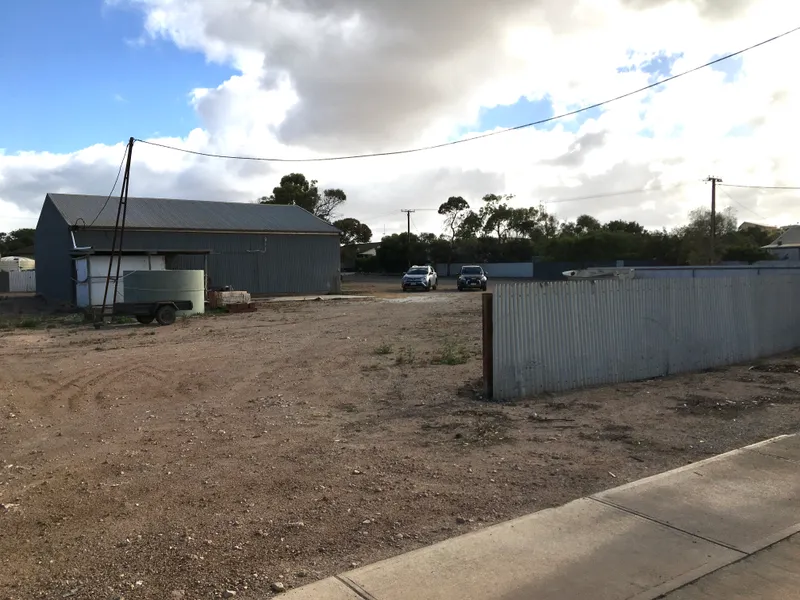 Double block with huge Shed