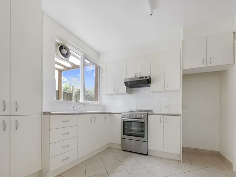 Private Courtyard! Bright apartment in great location, Two weeks free rent!!!