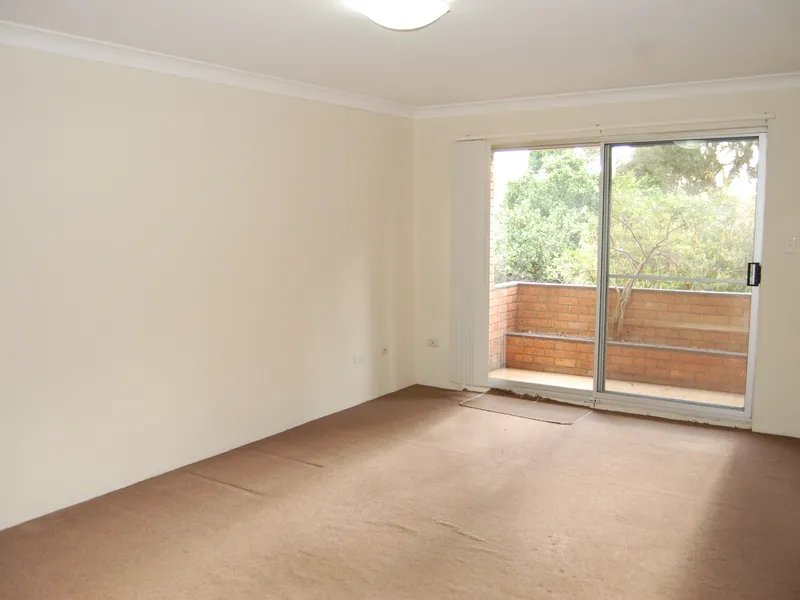 Great 2 Bedroom Apartment + Lock Up Garage!