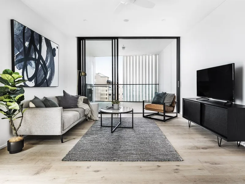 LUXURIOUS LIVING WITH DISTANT HARBOUR OUTLOOK