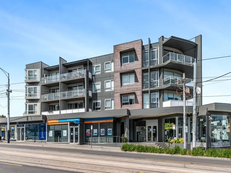 Oversized Top Floor Apartment In The Heart Of Elsternwick