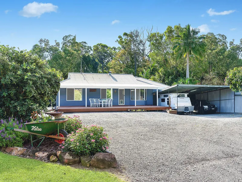 Picturesque cottage on easy-care level acreage with mountain views