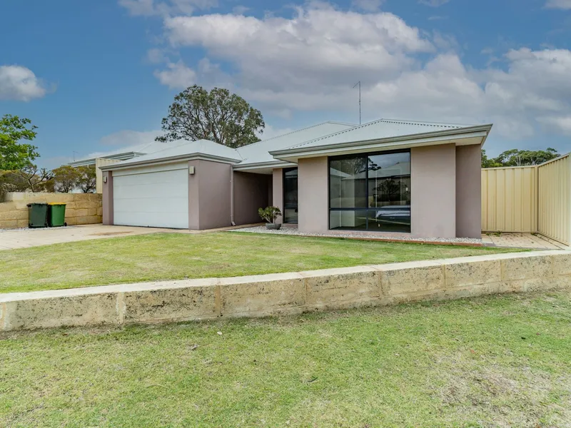 Modern Spacious Home, Just a Short Walk to the Beach
