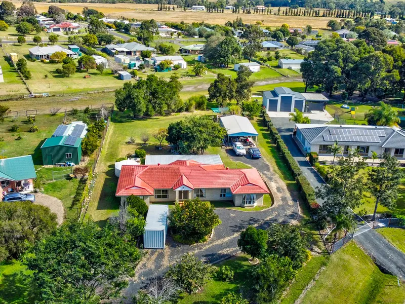 Spacious family home on 1 acre