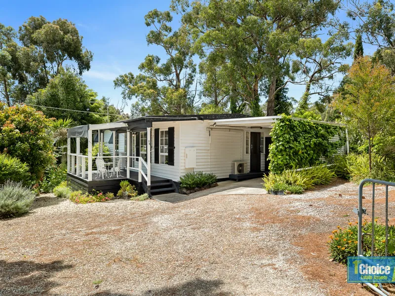 QUAINT COASTAL COTTAGE WITH WATER VIEWS!!