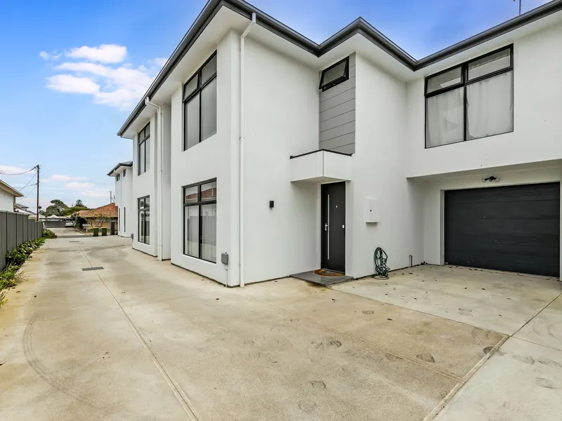 Easy-care townhouse living in the best city-to-sea pocket of Plympton.