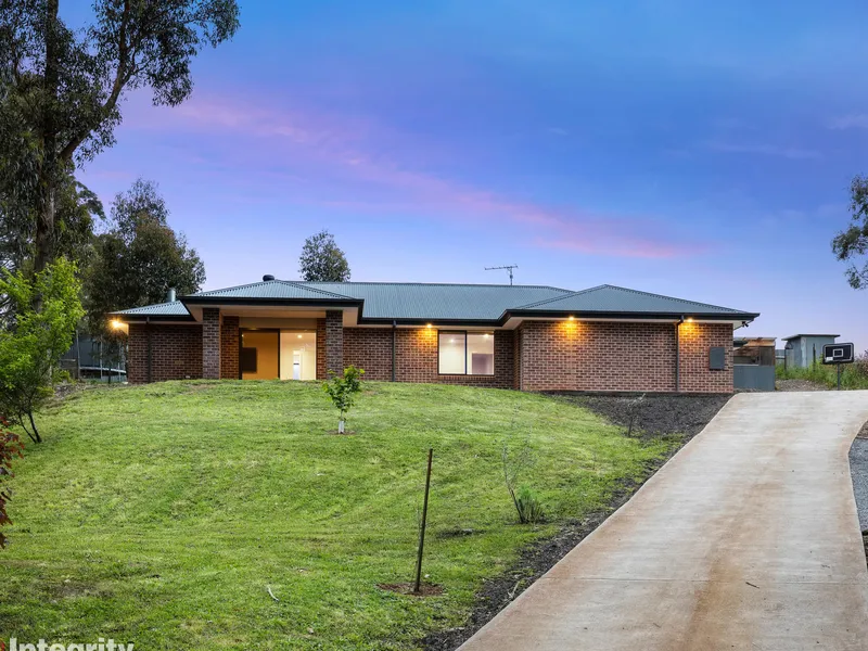 IMMACULATE FAMILY HOME ON ¾ ACRE