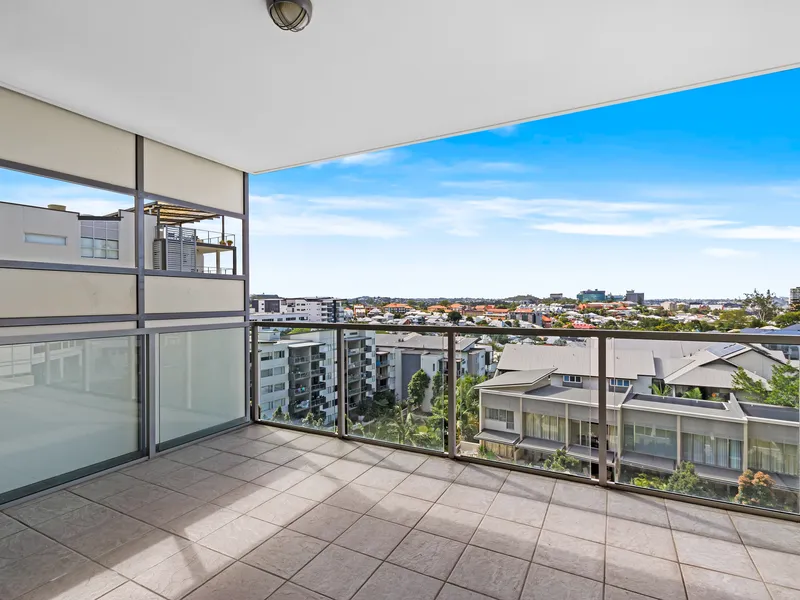 Spacious Executive Apartment in Central Location!