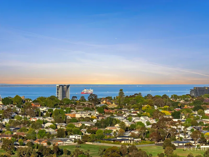 Inspiring Bay Views In Prestigious location