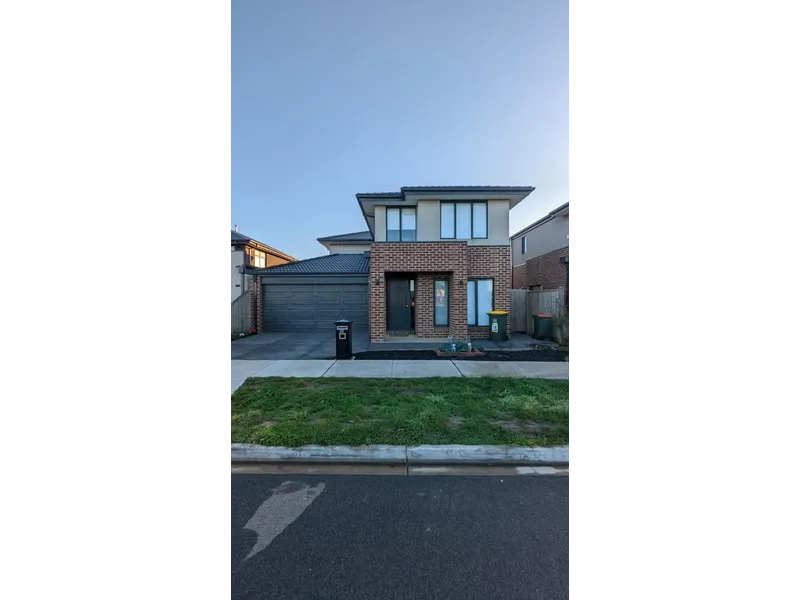 BEAUTIFUL 4 BEDROOM 2 1/2 BATHROOM DOUBLE STOREY HOUSE IN MICKLEHAM