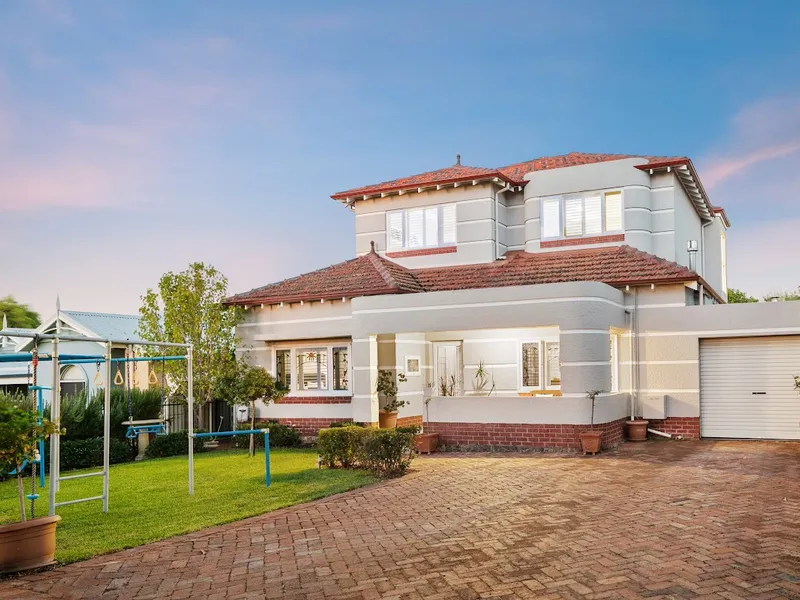 ICONIC ART DECO TWO STOREY 5X3 | LUXURIOUSLY RENOVATED WITH | OUTDOOR RESORT LOUNGE | POOL & ELEVATED VIEWS