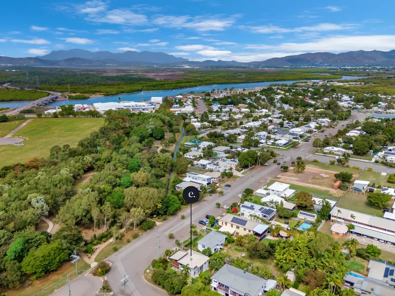 Charming Queenslander with Modern Comforts overlooking parkland