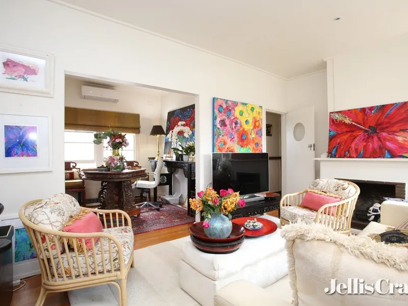 Two Bedroom Apartment – Secure – Walk To Church Street