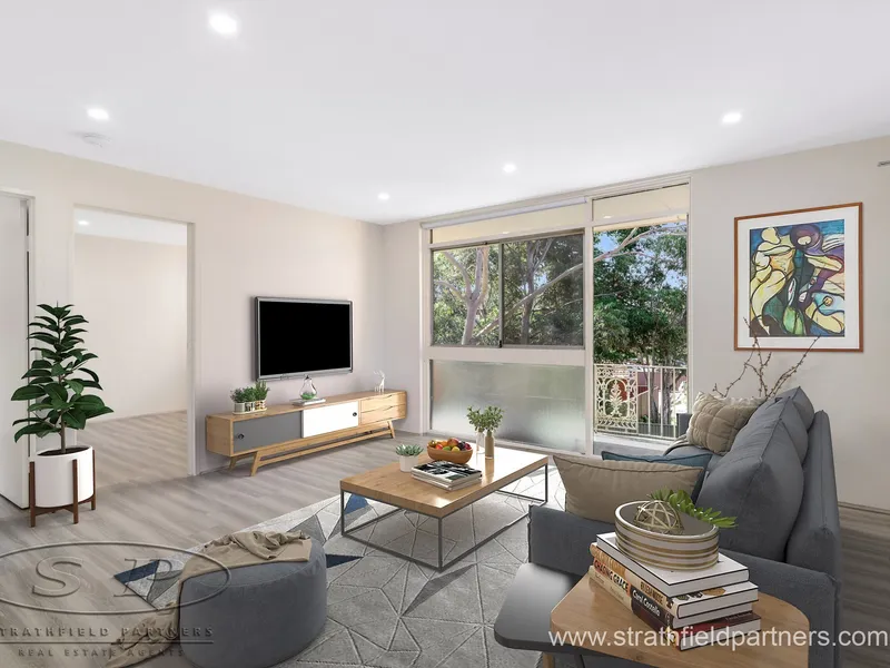 Walk to the station & shops | Large 2-bedroom apartment on the top floor