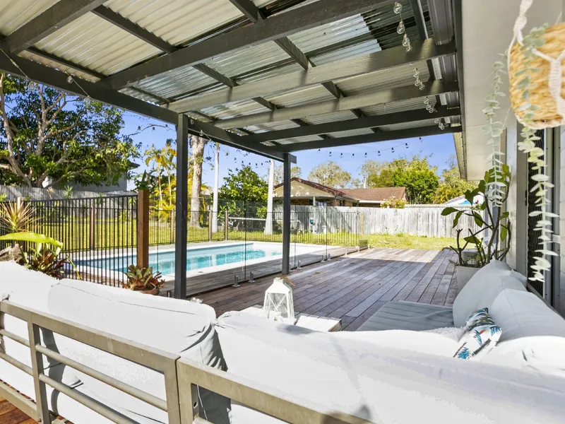 Convenient Tewantin Living on 838m2!