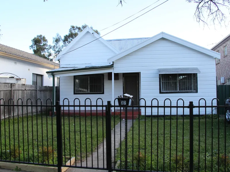 Well presented 4 bedroom house close to station