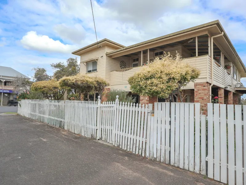 SINGLE LEVEL GRANNY FLAT UNDER HOUSE