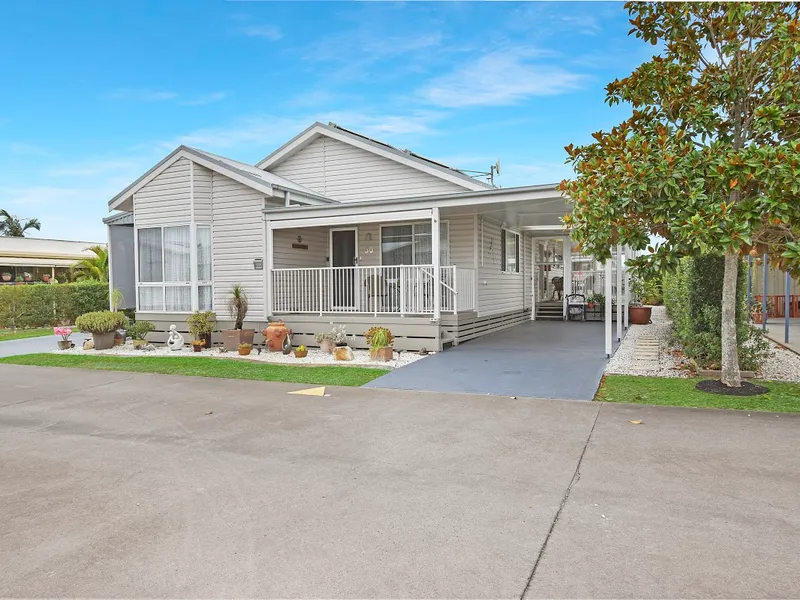 Beautiful unique home with lots of extras - central position. Award winning over 50s Resort Park.