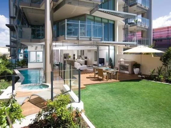 Beachfont Luxury Unit - Privat Courtyard, Pool and SPA