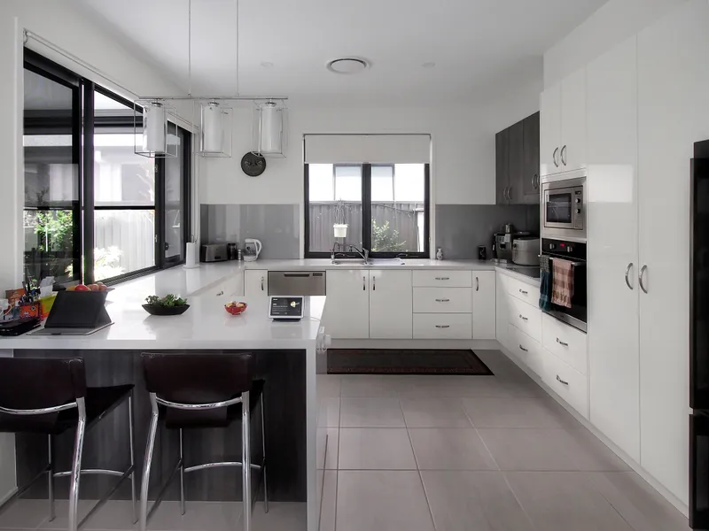 LUXURY HOME IN POPULAR 'GEM LIFE' OVER 50'S RESORT