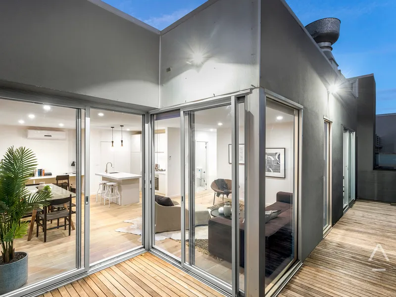 Renovated penthouse entertainer just steps to St Kilda Beach  