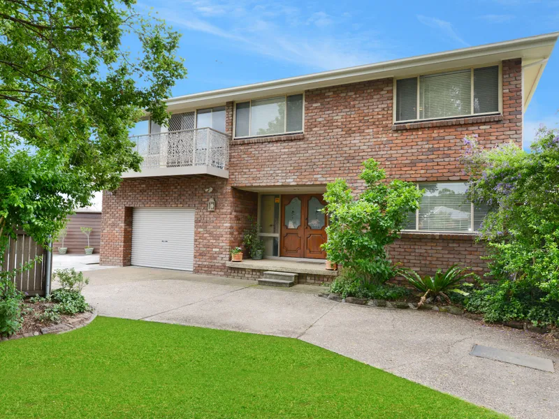 915m2 5 Bedrooms & Pool House